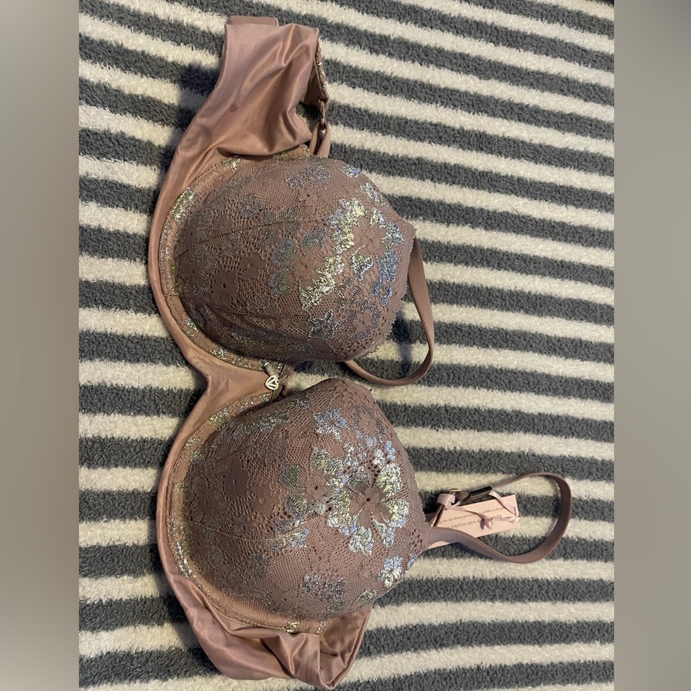 Victoria secret body Demi bra